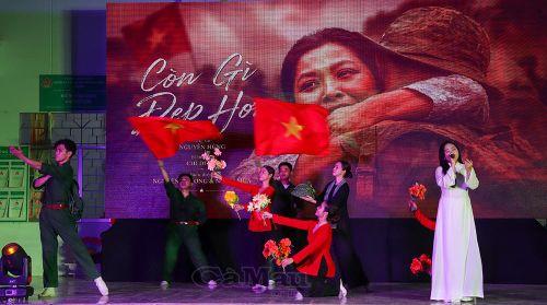 Tiết mục “Còn gì đẹp hơn”, sáng tác Nguyễn Hùng, do Trung tâm Văn hoá tỉnh Cà Mau biểu diễn.