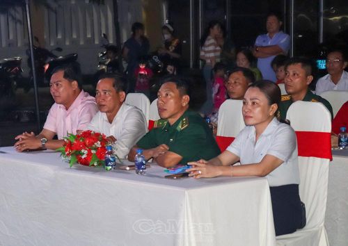 Bà Trần Hồng Ửng, Chủ tịch UBND xã Khánh Lâm (bìa phải) cùng các đại biểu thưởng thức chương trình nghệ thuật.