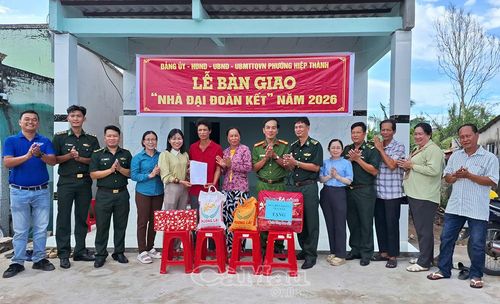 Lãnh đạo địa phương và các đơn vị tặng quà mừng nhà mới tại hộ bà Thạch Thị Chanh Đa (khóm Biển Tây B).