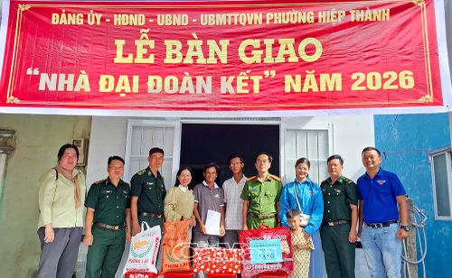 Lãnh đạo địa phương và các đơn vị tặng quà mừng nhà mới tại hộ ông Huỳnh Hương (khóm Biển Đông A).