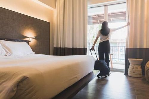 Cẩn thận với việc đặt vali trong nhà tắm. Ảnh minh họa.