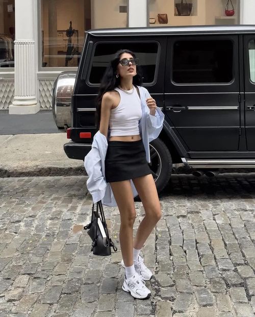 Áo ba lỗ kết hợp cùng sơ mi là một trong những cách layering dễ ứng dụng nhất