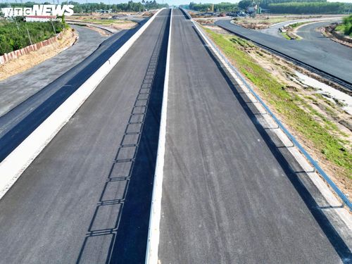 Trên tuyến chính dài khoảng 5 km, từ điểm đầu dự án đến nút giao ĐT25B, nhiều hạng mục cơ bản hoàn thiện. Hệ thống chiếu sáng, biển báo giao thông, sơn kẻ vạch đường đã được lắp đặt đồng bộ, sẵn sàng đưa vào khai thác khi đủ điều kiện.