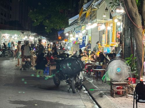 Hàng quán lấn chiếm lòng đường, vỉa hè phố Phan Văn Trường làm nơi kinh doanh. Ảnh: Vân Nhi