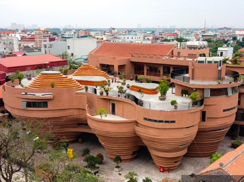 Sự kết hợp giữa nghệ thuật đương đại với chất liệu gốm truyền thống đang mở ra những hướng đi mới cho làng nghề Bát Tràng. Ảnh: Nam Nguyễn