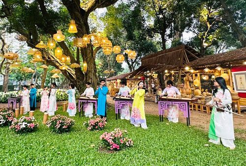 Chương trình “Vườn ánh sáng” tạo không gian trải nghiệm mới hấp dẫn người dân và du khách tại khu Di tích Quốc gia đặc biệt Văn Miếu - Quốc Tử Giám, tháng 4-2026. Ảnh: Hoàng Quyên