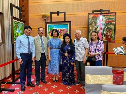 Họa sĩ Văn Dương Thành cùng các khách mời dự triển lãm. Ảnh: Chi Mai