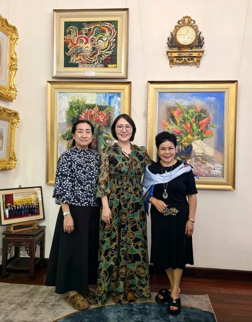 Đại sứ Đặc mệnh toàn quyền Mông Cổ tại Việt Nam Ganbaatar Hulan (giữa) và họa sĩ Văn Dương Thành (ngoài cùng bên phải). Ảnh: NVCC