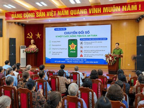 Công an Hà Nội đồng hành cùng người dân nâng cao kỹ năng số. Ảnh PV