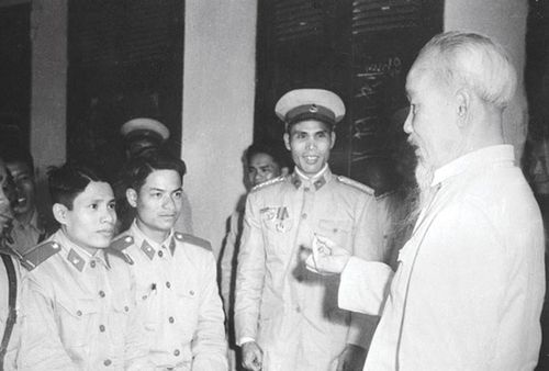 Công an Hà Nội vinh dự 5 lần được Bác Hồ trực tiếp đến thăm. Ảnh tư liệu: Chủ tịch Hồ Chí Minh thăm một đơn vị Công an Hà Nội, mùng 1 Tết Quý Mão 1963