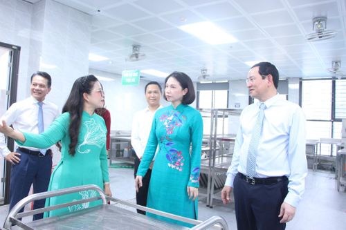 Phó Chủ tịch UBND thành phố Hà Nội Vũ Thu Hà thăm quan cơ sở vật chất của trường THCS Giảng Võ 2, là 1 trong 35 cơ sở giáo dục công lập chất lượng cao của thành phố Hà Nội năm học 2026-2027. Ảnh: MH