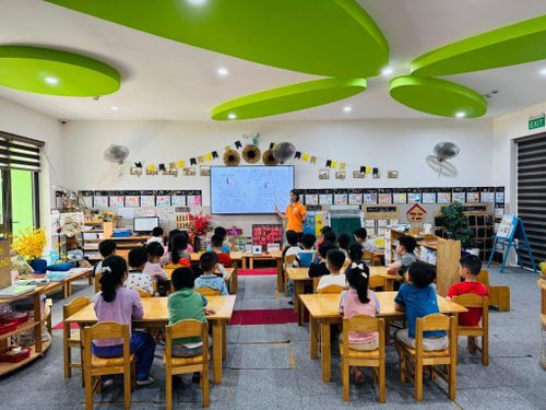 Lớp học tại Trường Mầm non đô thị Sài Đồng (phường Phúc Lợi) - một trong những trường chất lượng cao của thành phố Hà Nội. Ảnh: MNSĐ