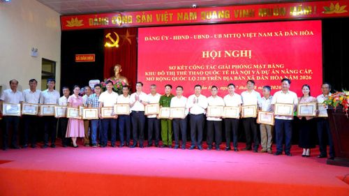 Lãnh đạo xã Dân Hòa trao khen thưởng tới các cá nhân tiêu biểu trong công tác giải phóng mặt bằng. Ảnh: Tiến Thành.
