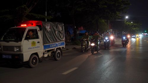 Lực lượng Công an tuần tra, giữ bình yên trên những tuyến phố Thủ đô về đêm. Ảnh: Đỗ Duẩn