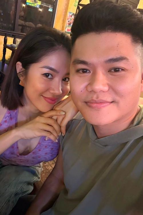 Điều khiến cuộc hôn nhân của Lê Phương được chú ý không nằm ở chuyện cô lấy chồng trẻ, mà ở cách cả hai đã cùng nhau bước qua những ồn ào thị phi ban đầu. Trung Kiên không cố gắng chứng minh bằng những điều lớn lao. Anh hiện diện trong cuộc sống của vợ bằng sự quan tâm đều đặn, còn Lê Phương cũng lựa chọn trân trọng người đàn ông đang cùng mình xây dựng mái ấm.