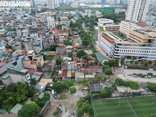 Theo UBND phường Từ Liêm, tiến độ dự án bị ảnh hưởng chủ yếu bởi những khó khăn trong công tác bồi thường, hỗ trợ, tái định cư đối với phần diện tích đất phi nông nghiệp; việc xác định nguồn gốc đất và bố trí quỹ đất tái định cư. Bên cạnh đó, các quy định mới về đất đai cũng đặt ra yêu cầu phải rà soát, lập và phê duyệt lại một số phương án, điều chỉnh chi phí bồi thường, hỗ trợ và tái định cư.