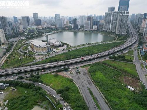 Sau gần 10 năm kể từ ngày khởi công, dự án đường nối Phạm Hùng - Lê Đức Thọ (dài 1,12 km) vẫn chưa thể hoàn thành do vướng mắc trong công tác giải phóng mặt bằng. Công trình dang dở không chỉ làm chậm tiến độ kết nối hạ tầng giao thông mà còn ảnh hưởng trực tiếp đến cuộc sống của hàng chục hộ dân trong vùng quy hoạch.