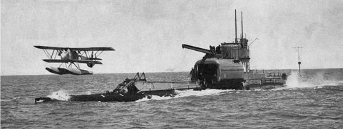 Tàu HMS M2, một trong những tàu sân bay tàu ngầm đầu tiên của Anh, được nhìn thấy vào năm 1933. (Ảnh: The Air and Sea Co)