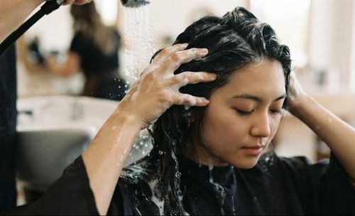 Sử dụng một loại dầu gội không phù hợp với da đầu có thể dẫn đến kích ứng, ngứa, khô, bong tróc. Ảnh minh họa AI