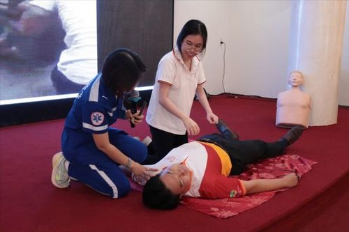 Các tình nguyện viên được hướng dẫn tiếp cận người bệnh an toàn - Ảnh: Trung tâm Cấp cứu 115 TPHCM.