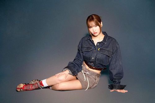 Nhằm cân bằng tổng thể có phần gai góc, nàng idol người Nhật chọn kiểu tóc mái bay hơi hướng Hime ma mị và cuốn hút.