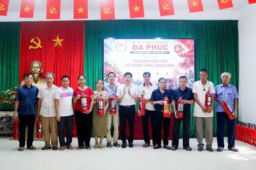 Hợp tác xã sản xuất và dịch vụ Đa Phúc trao tặng 50 bình chữa cháy cho các tổ, nhóm sản xuất và nhân dân trên địa bàn