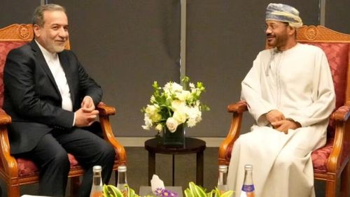 Hồi tháng 5, tại một cuộc họp nội các, ông Trump từng cảnh báo sẽ "thổi bay" Oman nếu nước này hợp tác với Iran nhằm kiểm soát eo biển Hormuz. Giới chức Oman chưa đưa ra bình luận về cảnh báo mới.