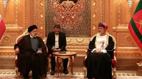 Tuy nhiên, nước này cũng có quan hệ gần gũi với Iran, khi người dân 2 nước thường xuyên giao lưu và buôn bán qua eo biển Hormuz.