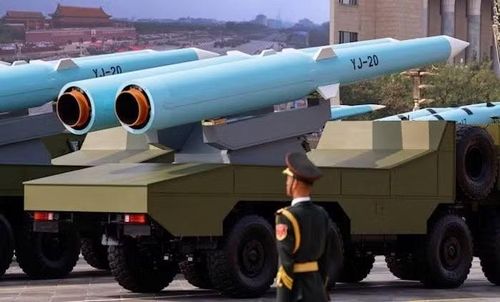 Tờ SCMP mở đầu bài phân tích bằng việc nhắc đến sự kiện kênh truyền hình nhà nước Trung Quốc CCTV mới đây cho biết một tàu khu trục Type 052D đã bắn tên lửa chống hạm siêu thanh YJ-20 từ hệ thống phóng thẳng đứng (VLS) của nó.