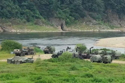 Xe bọc thép của quân đội Mỹ tập trung để vượt sông tại một trường huấn luyện ở Yeoncheon, Hàn Quốc ngày 17-8-2026