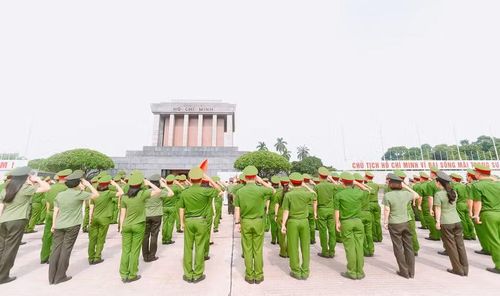Đoàn công tác CAP Hà Đông báo công dâng Bác.