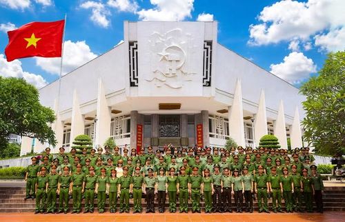 Đoàn cán bộ, chiến sĩ Công an phường Hà Đông chụp ảnh lưu niệm tại Bảo tàng Hồ Chí Minh, ghi dấu hành trình về nguồn đầy ý nghĩa nhân dịp kỷ niệm 81 năm Ngày truyền thống lực lượng Công an nhân dân và Quốc khánh 2-9