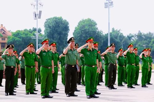 Trong không khí trang nghiêm và đầy tự hào, tập thể cán bộ, chiến sĩ CAP Hà Đông đã thành kính dâng lên Chủ tịch Hồ Chí Minh những thành tích nổi bật