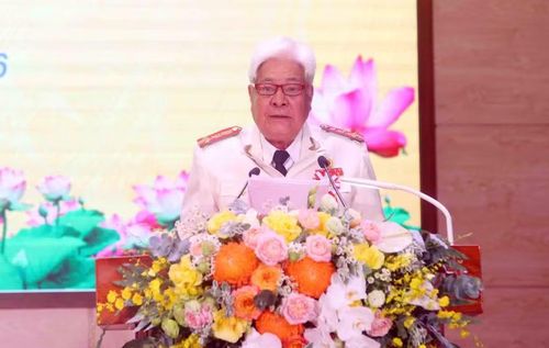 Đại tá Hoàng Minh Đạo - nguyên Trưởng phòng Bảo vệ sự kiện đặc biệt quan trọng và khách quốc tế đại diện cán bộ hưu trí phát biểu tại buổi lễ