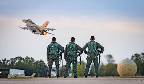 Trước đó, đài truyền hình nhà nước Syria đưa tin Israel không kích căn cứ Abu al-Duhur, nhắm vào đường băng của cơ sở. Vụ tấn công gây thiệt hại cho hạ tầng căn cứ nhưng không ghi nhận thương vong.