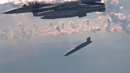 Tên lửa AGM-158 JASSM-ER có tầm bắn lên đến 1.000 km, mang theo đầu đạn nặng 450 kg, sử dụng định vị vệ tinh GPS giai đoạn đầu và giữa, đến ở giai đoạn cuối của quỹ đạo, nó kích hoạt camera hồng ngoại để tìm kiếm và khóa mục tiêu.
