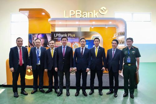 Ông Vũ Quốc Khánh - Tổng Giám đóc LPBank đón đoàn đại biểu: Thống đốc Ngân hàng nhà nước Phạm Đức Ấn, ông Bùi Hoàng Phương - Thứ trưởng Bộ Khoa học và Công nghệ, ông Nguyễn Hoàng Long- Thứ trưởng Bộ Ngoại giao cùng lãnh đạo các cơ quan ban ngành thăm quan gian hàng LPB
