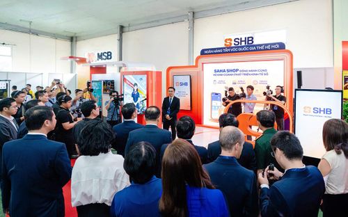 SHB giới thiệu giải pháp tài chính số dành cho hộ kinh doanh trước Thống đốc Ngân hàng Nhà nước Phạm Đức Ấn.
