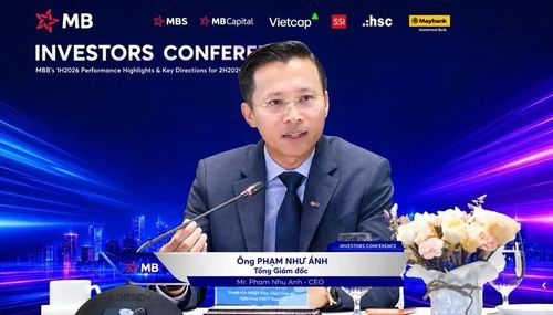  Tổng giám đốc MB Phạm Như Ánh chia sẻ với nhà đầu tư. 