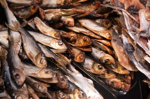  Nên hạn chế các món nhiều muối như cá khô, dưa muối, thịt kho mặn và thực phẩm chế biến sẵn để giảm lượng natri, góp phần bảo vệ sức khỏe thận. Ảnh: Magnific. 