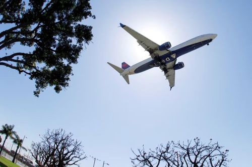  Một máy bay chở khách của hãng Delta Airlines đang tiếp cận để hạ cánh xuống sân bay LAX ở Los Angeles, California (Mỹ) tháng 4/2021. Ảnh: Reuters. 