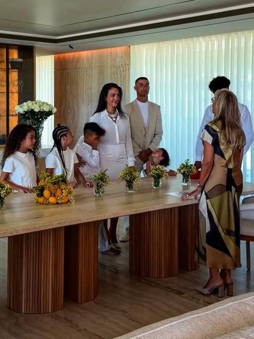 Đám cưới của Ronaldo và vợ trước sự chứng kiến của mục sư và các con. Ảnh: georginagio/Instagram. 