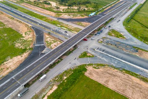 Cầu vượt ĐT25B qua Vành đai 3 cũng đã thi công hoàn thành, các lối ra vào đã được cấp phối đá dăm chờ thảm nhựa.