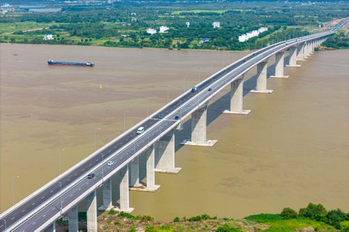 Cầu Nhơn Trạch là cầu lớn nhất trong dự án Vành đai 3 TP.HCM, nối TP.HCM và Đồng Nai, cũng đã thông xe vào dịp 19/8 năm ngoái.