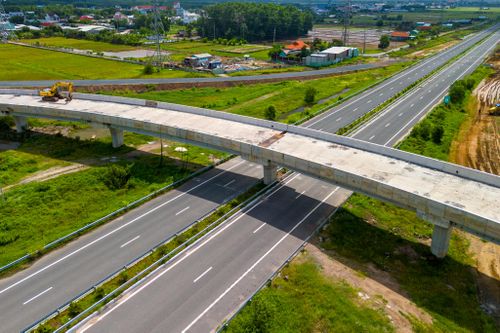 Theo Ban Quản lý dự án đầu tư xây dựng thành phố, nguyên nhân là nhà thầu chính của gói thầu số 26 gặp khó khăn về tài chính, vướng mắc trong công tác giải phóng mặt bằng khu vực nút giao Hương lộ 19.