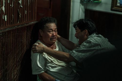 Với Nghỉ hè sợ nghỉ hưu, Huỳnh Lập vẫn chưa hoàn toàn thoát khỏi cách kể chuyện kiểu web-drama.