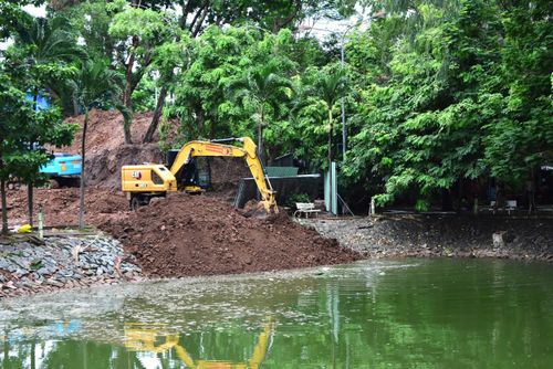  Lực lượng tìm kiếm đào đất phía khu vực bờ hồ, gần cầu Thê Húc trong công viên. 