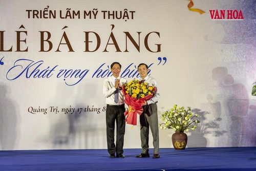 Ông Lê Minh Tuấn, Giám đốc Sở VHTTDL tỉnh Quảng Trị tặng hoa cho đại diện gia đình Lê Bá Đảng