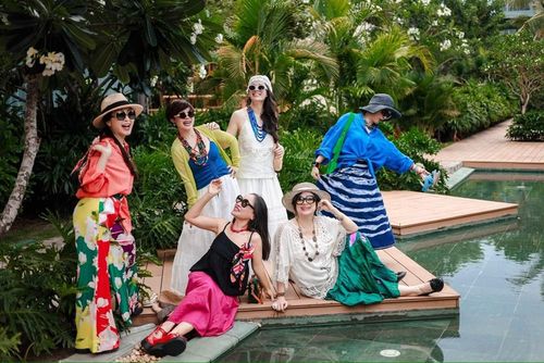 Sự trẻ trung trong phong cách của 6 nữ nghệ sĩ đã thu hút sự quan tâm của đông đảo công chúng yêu nghệ thuật trên Facebook cá nhân của họ. Ảnh: NVCC