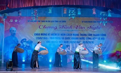 Điểm nhấn của đêm diễn là sự kết hợp giữa các tiết mục nghệ thuật được dàn dựng chuyên nghiệp với phần biểu diễn của đội văn nghệ quần chúng bản Lao Tỷ Phùng. Những lời ca, điệu múa mang hơi thở cuộc sống và sắc màu văn hóa vùng cao tạo nên không gian nghệ thuật gần gũi, góp phần kết nối nghệ sĩ với người dân ngay tại cơ sở